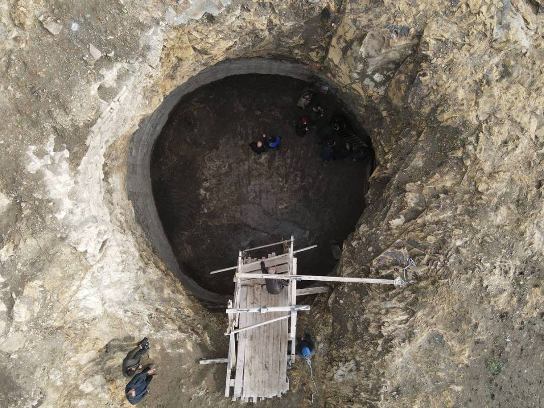 Türk bayrağı dikmek için toprağı kazınca şoke oldular! Kazdıkça yenisi çıkıyor. Yetkililer bölgeyi incelemeye aldı 18